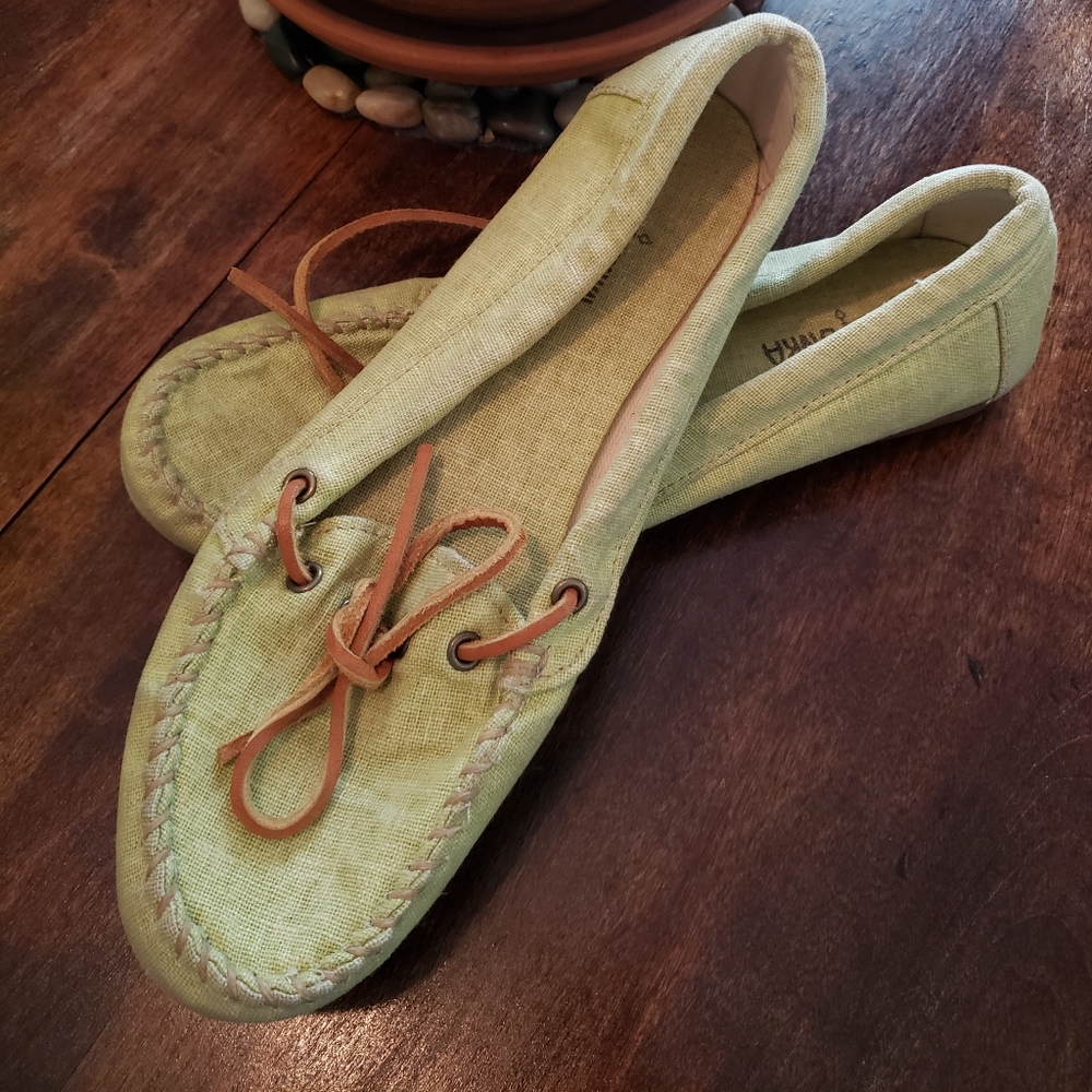 Minnetonka Moccasins - Size 8.5 - Canvas - Summer